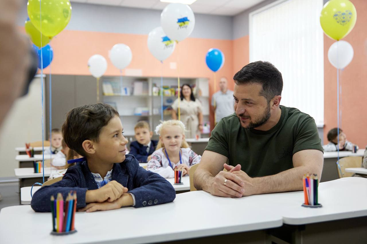 В Ірпінській спеціалізованій ЗОШ художнього профілю Володимир Зеленський поспілкувався з першокласниками. Фото з Офісу Президента